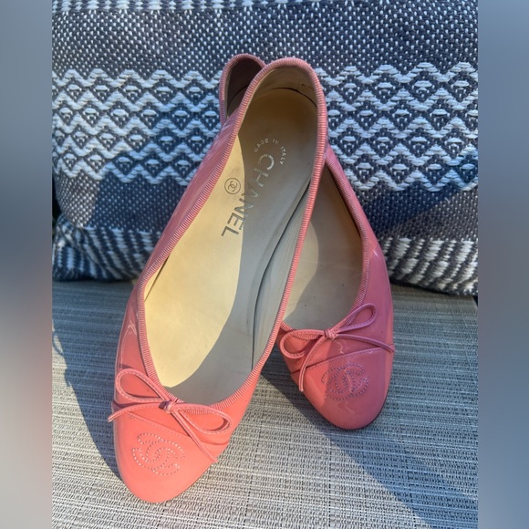 CHANEL - Pink Patent Leather Ballerina Flats - Picture 1 of 10